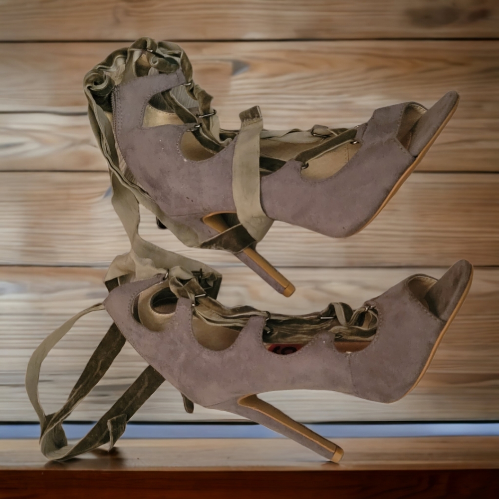 GREY HEELS